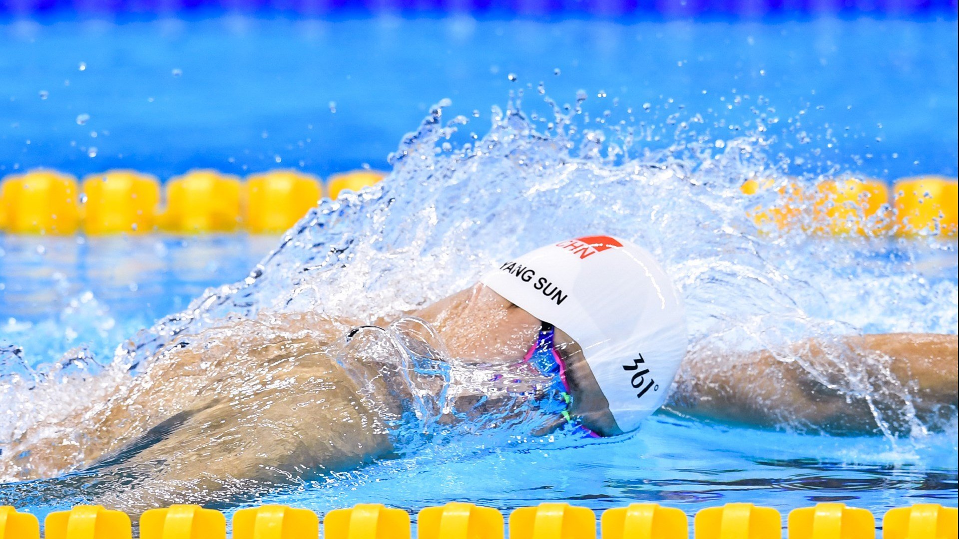 张雨霏新泳姿训练曝光引热议，张雨霏 泳帽